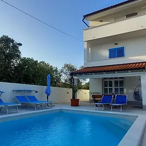 https://villa-bianca-modern-villa-with-a-swimming-pool.hotelinzadar.com